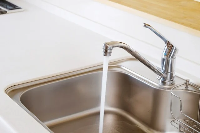 水道料金にクレジットカードは使えない？期限切れしたらどこで払うといい？